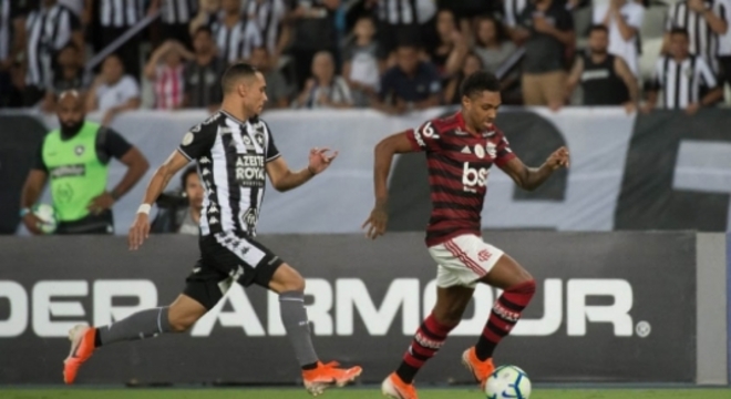 Vitinho em ação no Nilton Santos (Foto: Alexandre Vidal / Flamengo)