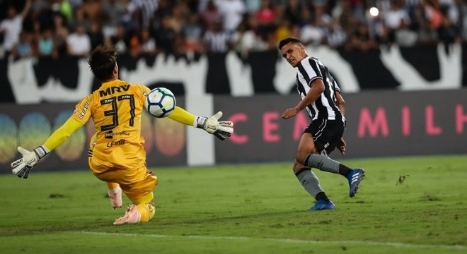 Botafoguense Erik vence goleiro Cesar, do Flamengo, no Engenhão