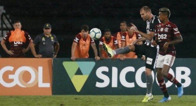 Disputa entre Carli e Bruno Henrique (Foto: Vitor Silva/Botafogo)