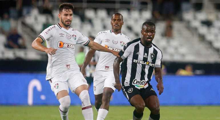 Kayque, do Botafogo, disputa bola com Martinelli, do Fluminense