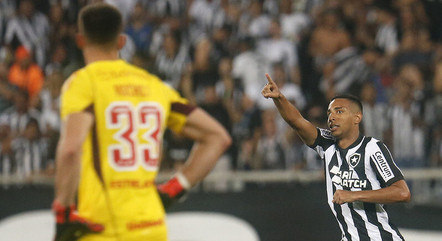 Victor Sá, do Botafogo, comemora seu gol contra o Internacional
