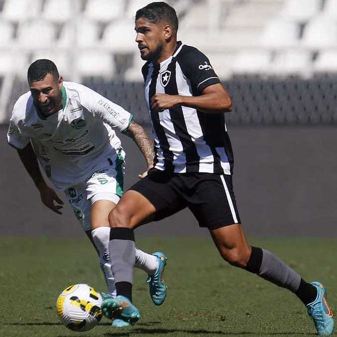 Daniel Borges, do Botafogo, acompanhado por Moccelin, do Juventude