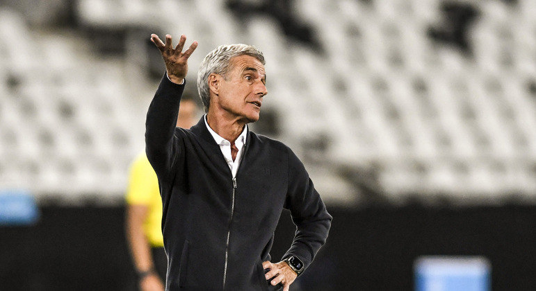 Luís Castro ouvindo o coro ofensivo contra ele. O amor se tornou rancor para a torcida botafoguense