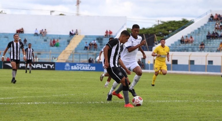 Sapata foi o grande nome do Botafogo na vitória sobre o Pinheirense-PA