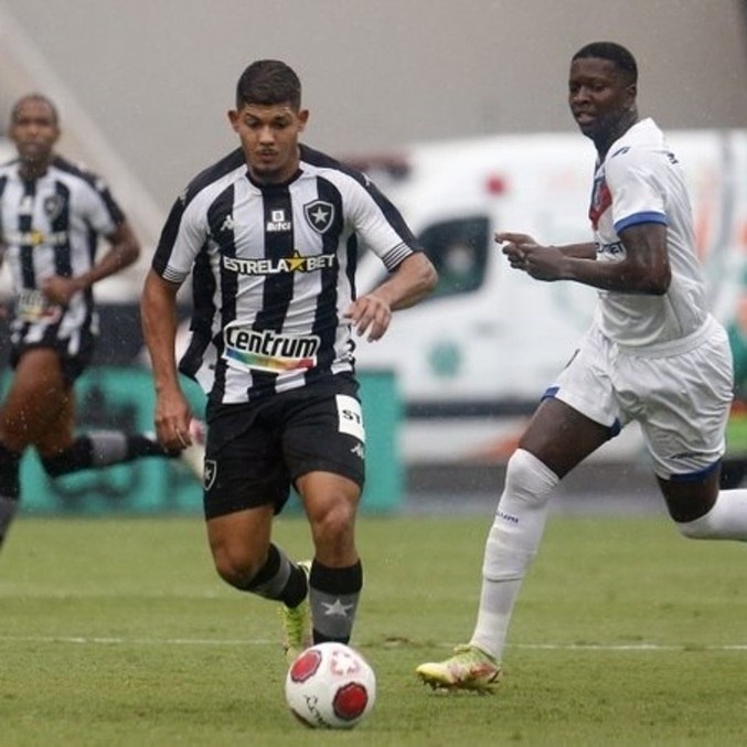 Erison carrega a bola em lance do jogo entre Botafogo e Resende pelo Cariocão
