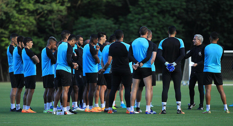 Elenco do Botafogo foi cobrado no CT Lonier