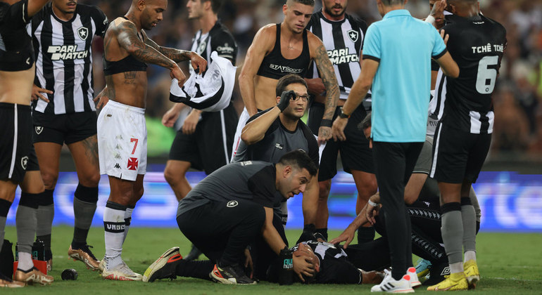 Jogador de futebol americano deixa estádio de ambulância após