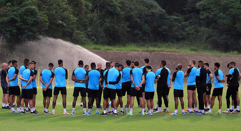 Reunião do elenco alvinegro com a comissão técnica no CT Lonier