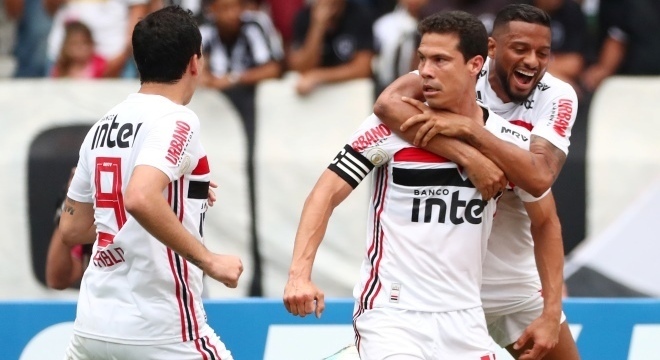 Hernanes fez o primeiro gol do SÃ£o Paulo na vitÃ³ria por 2 a 1 contra o Botafogo