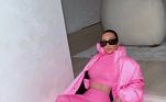 Kim Kardashian usou uma bota longuíssima e rosa para montar um figurino à la Penélope Charmosa 