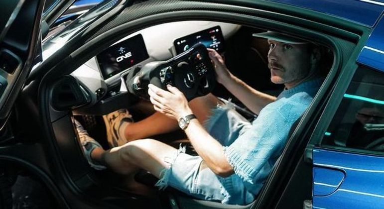 Não é só de fotos de nus e corridas de Fórmula 1 que vive Valtteri Bottas. O piloto da Alfa Romeo, na realidade, é fã de hipercarros e adora colecioná-los. A mais nova aquisição do finlandês é uma Mercedes-Benz AMG One, avaliada em mais de R$ 12,1 milhões e que tem apenas 275 unidades