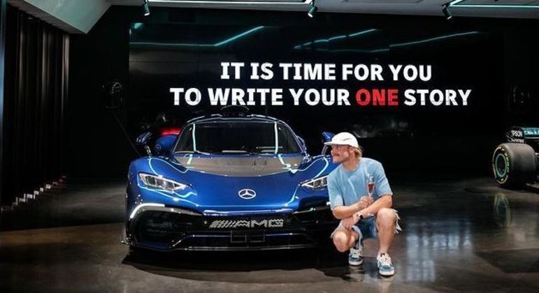 Nessa semana, ele retirou — pessoalmente — o modelo exclusivo. Com mais de 1.000 cv de potência, o veículo tem um motor V6 1.6 turbo de 574 cv, além de quatro propulsores elétricos, que são equipamentos complexos usados até em aviões e barcos