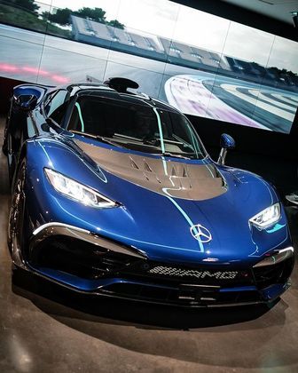 O câmbio do carro é manual e possui sete marchas. Quem dirigir o carro pode personalizar a experiência e escolher um dos seis modos de condução