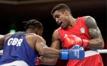 BOXE: O brasileiro Abner Teixeira venceu o atleta britânico Cheavon Clarke, na manhã desta terça-feira (27), e está nas quartas de final do boxe na categoria peso pesado