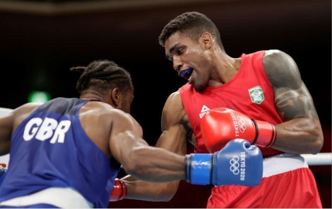 BOXE: O brasileiro Abner Teixeira venceu o atleta britânico Cheavon Clarke, na manhã desta terça-feira (27), e está nas quartas de final do boxe na categoria peso pesado