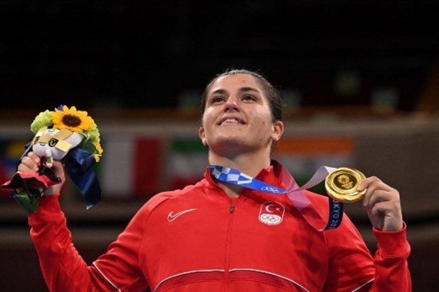 BOXE - Na categoria feminina até 69kg, a turca Busenaz Sürmeneli conquistou a medalha de ouro ao bater a chinesa Gu Hong, que levou a prata. Lovlina Borgohain, da Índia, e Oshae Jones, dos Estados Unidos, ficaram com o bronze.