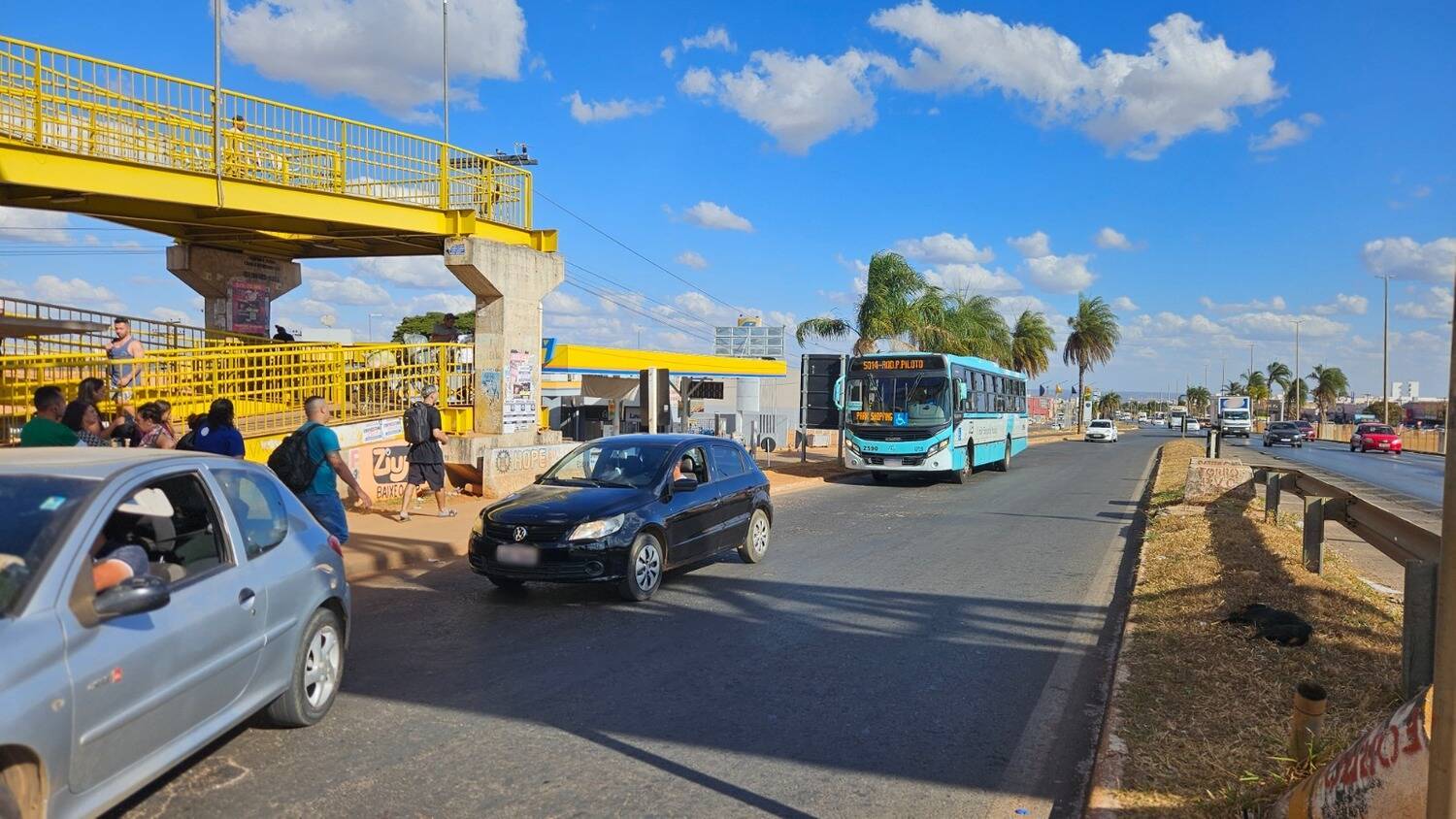 Viagens irregulares de passageiros concorrem com transporte público  (Jéssica Gotlib/ R7)
