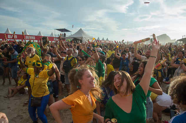 Braços erguidos, festa e cerveja voando: é gol, Richarlison abriu o placar para o Brasil! 