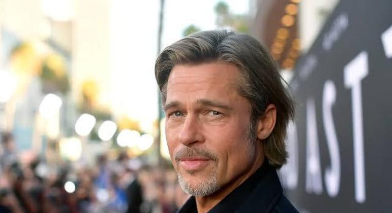 Brad Pitt também não gosta de lavar o rosto, prefere usar lenços umedecidos