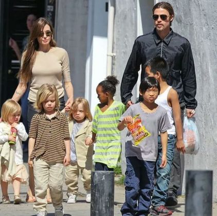 Brad Pitt e Angelina Jolie: Fora toda a confusão envolvendo o divórcio dos dois atores, Pitt e Jolie adotaram três crianças enquanto estiveram juntos: uma do Vietnã, uma do Camboja e outra nascida na Etiópia.