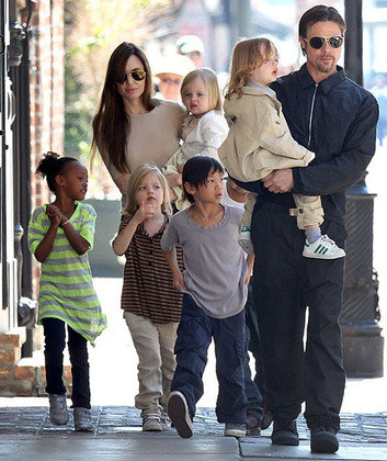 Brad Pitt e Angelina Jolie - O casal de atores americanos - Brad, 58 anos, e Angelina, 46 - se separou em 2019 e passou a disputar na justiça a guarda dos 6 filhos (3 biológicos e 3 adotivos). 
