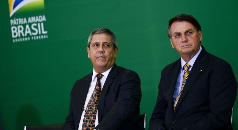 General Walter Braga Netto  (esq.) e presidente Jair Bolsonaro registram candidatura às eleições de 2022