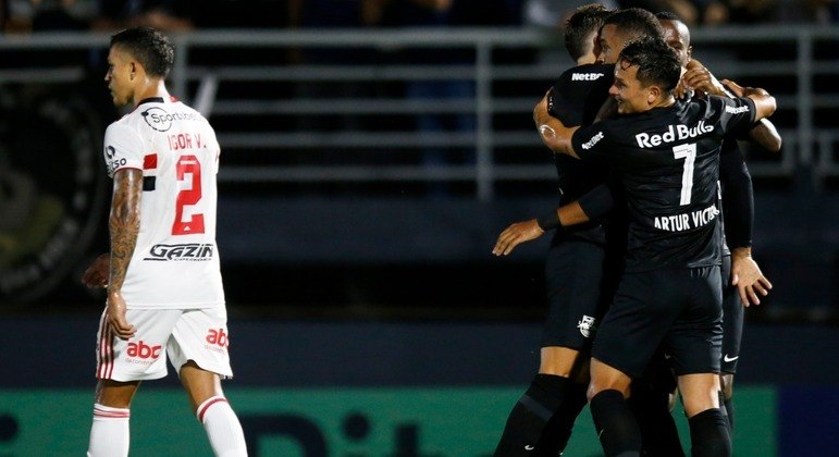 Jogadores do Bragantino comemoram gol sobre o São Paulo