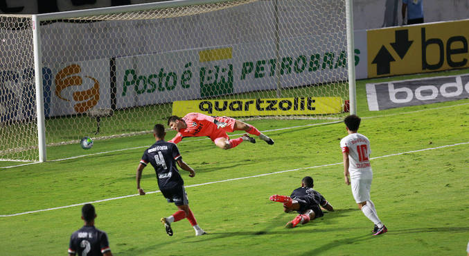 Claudinho, logo aos 3 minutos, abriu o placar para o Bragantino contra o São Paulo