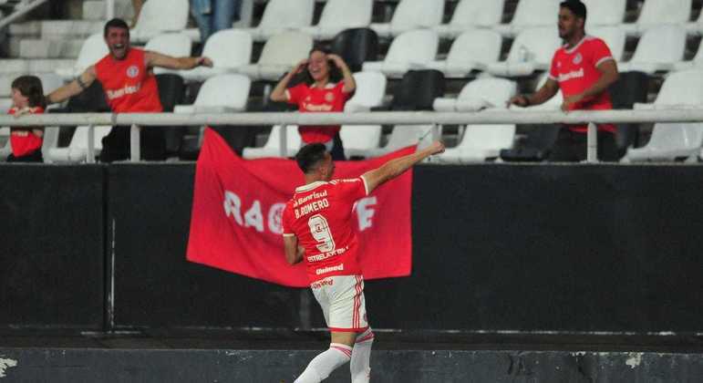 Braian Romero comemorando o único gol do Internacional na vitória sobre o Botafogo