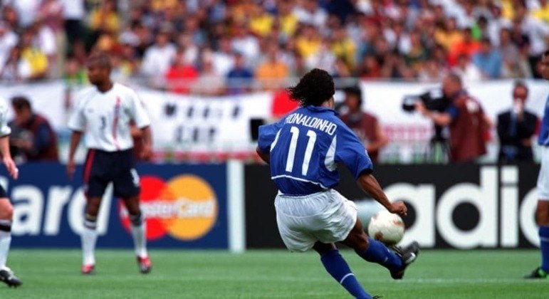 O momento em que Ronaldinho bate a falta contra a Inglaterra, em 2002