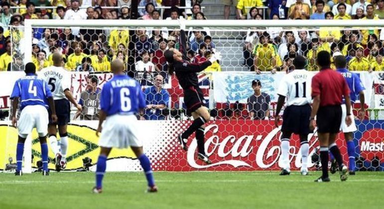 E o momento em que a bola trai o arqueiro Seaman