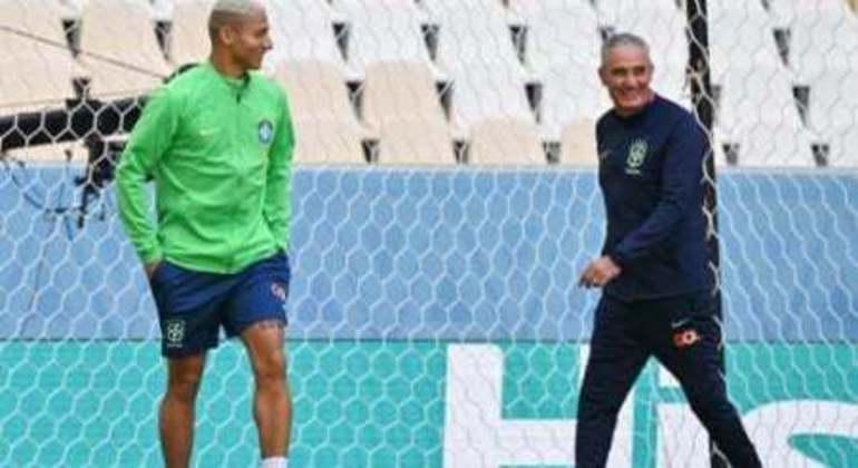 Tite levou 12 jogadores para conhecerem o gramado do estádio da estreia do Brasil