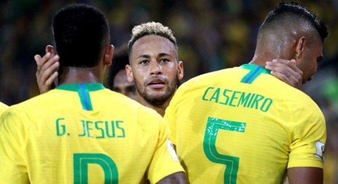 Neymar cumprimenta os companheiros Gabriel Jesus e Casemiro