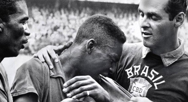 Didi e Gylmar abração o chorão Pelé, depois da final de 58