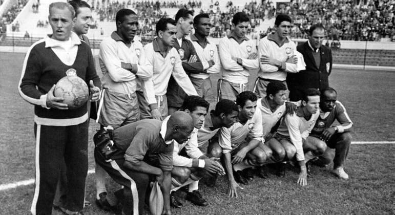 A seleção do bi, em 62, Aymoré Moreira com a bola nas mãos