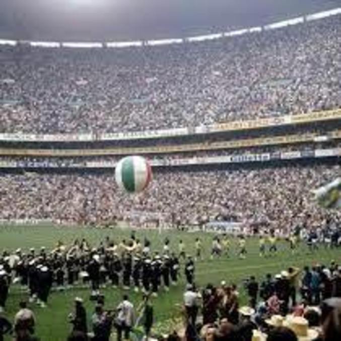 O Azteca, na entrada das duas equipes
