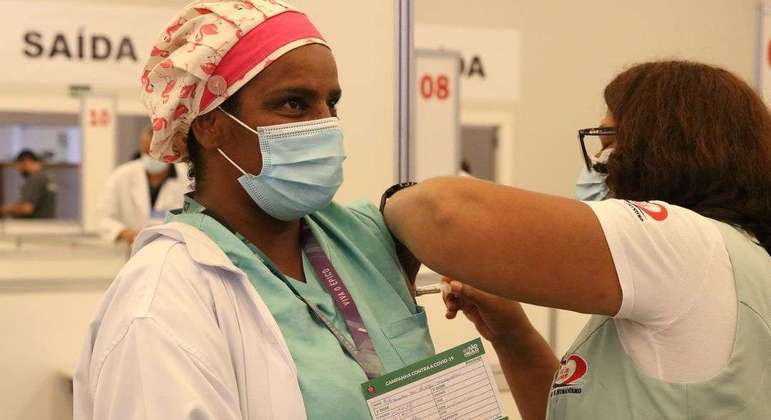 Brasil apresenta defasagem na aplicação de doses de reforço contra a covid-19