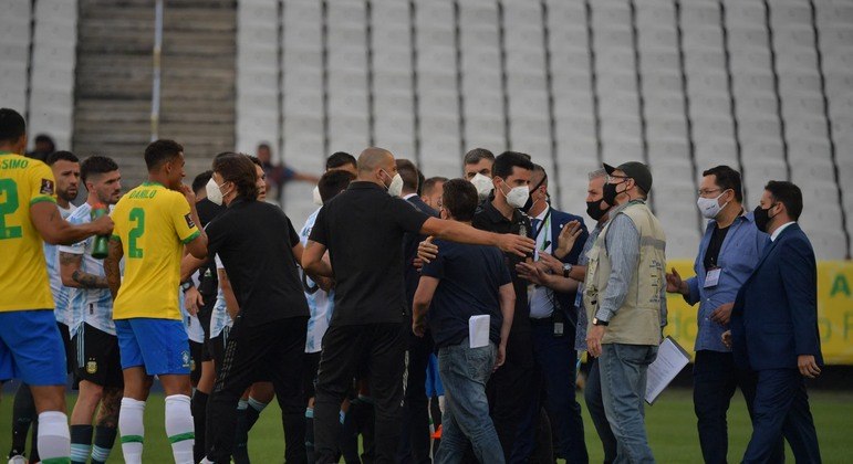 Brasil e Argentina mal sujaram o uniforme. Anvisa interrompeu a partida no início de jogo