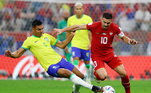 Brasil ataca mais, mas quando precisa, marca forte, como nessa entrada de Casemiro
