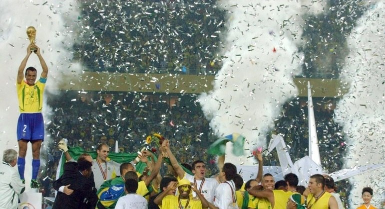 Cafu foi o responsável por levantar a taça da Copa do Mundo de 2002
