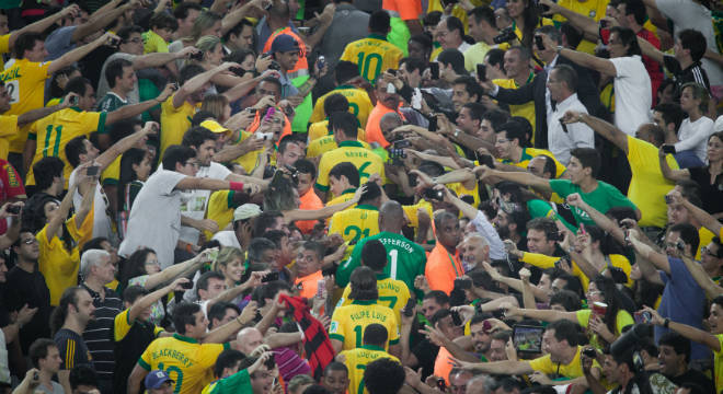 Brasil subiu tribunas para receber troféu em sua última vez no Maracanã