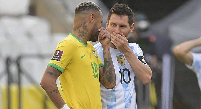 Neymar e Messi ridicularizando a invasão dos funcionários da Anvisa. E a paralisação do jogo