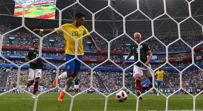 Firmino marca  o segundo gol do Brasil na partida contra o México