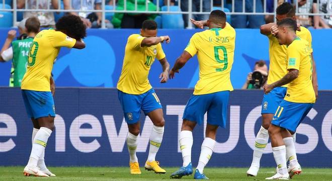 Jogadores brasileiros imitam o personagem Quico na comemoração do primeiro gol