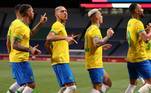 Momento da comemoração do gol brasileiro, anotado no fim do primeiro tempo