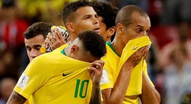Jogadores brasileiros após eliminação nas quartas, contra a Bélgica