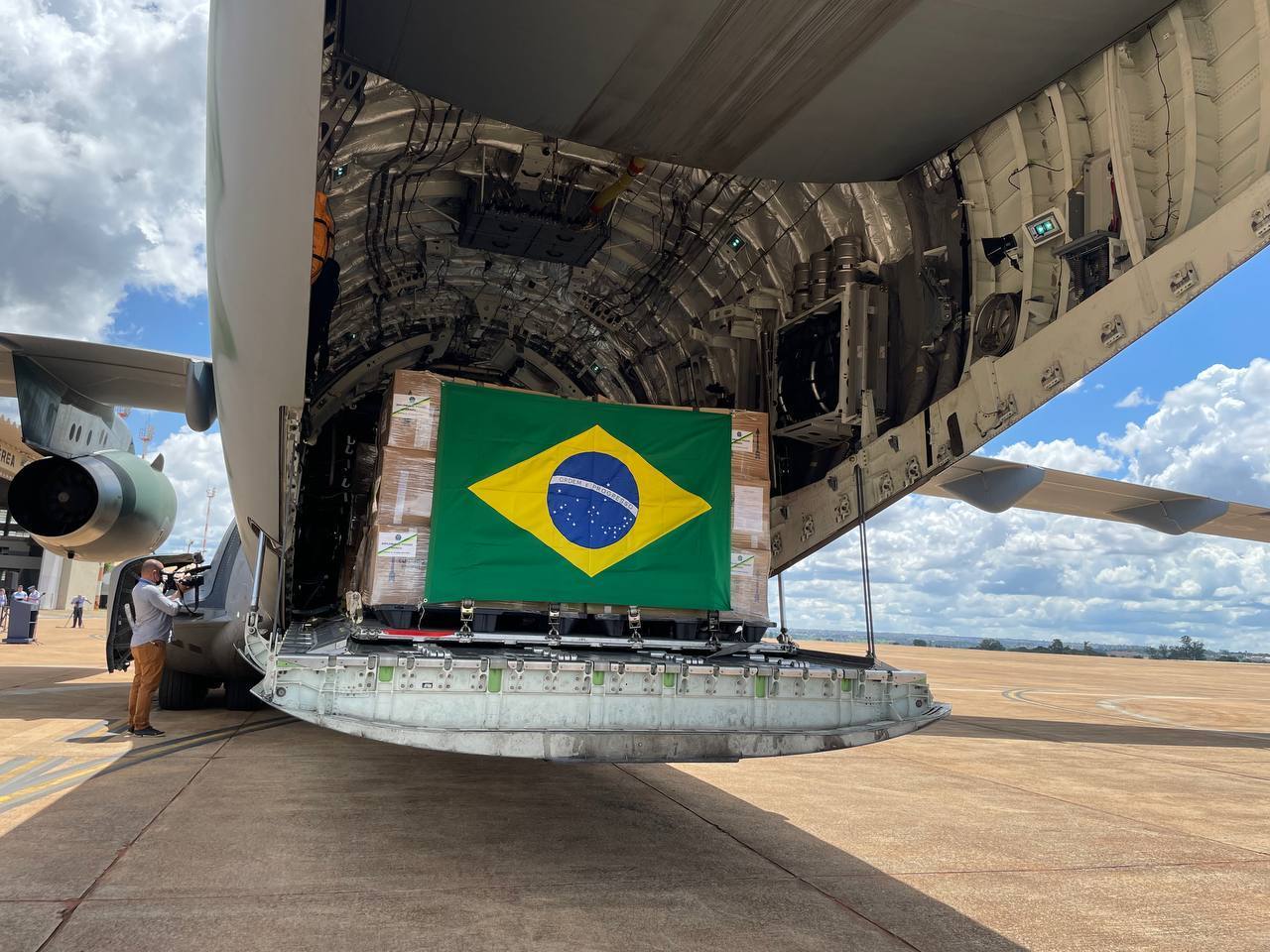 Chega ao Brasil o avião ucraniano Antonov AN-12, veja os detalhes