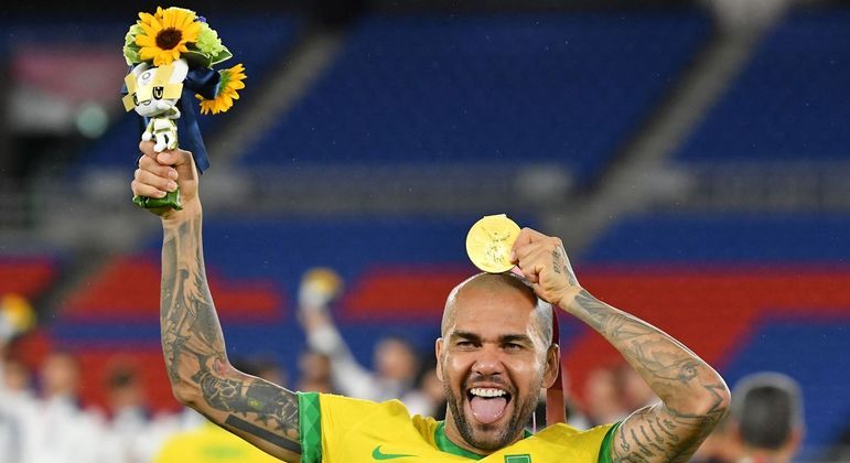 Daniel Alves, jogador com mais títulos do mundo, quer ampliar recorde com  ouro olímpico - Gazeta Esportiva