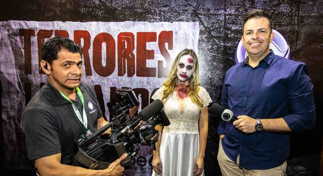 Matheus Furlan, apresentador do Balanço Geral, no estande do PlayPlus