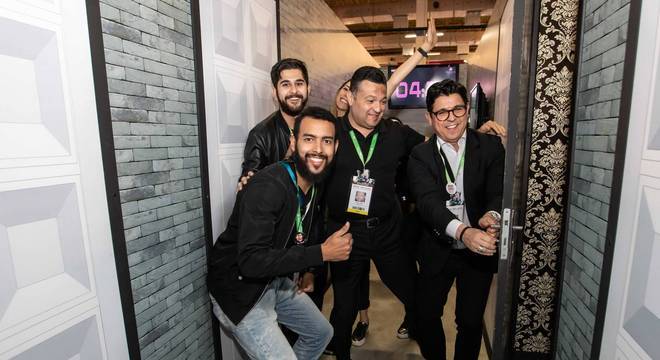 Marcelo Cardoso (centro), vice-presidente administrativo do Grupo Record, e André Dias (dir.), superintendente institucional do Grupo Record, no estande do PlayPlus na BGS